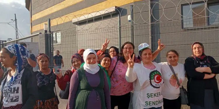 yeniisci's tweet photo. İstanbul Çekmeköy’de kurulu #AlpHindi fabrikasında Şeker-İş Sendikası örgütlendi. Çoğunluğu sağlayan sendika yetki için başvuru yaptı.   
Sendikalı olan işçiler üzerinde baskı uygulayan patronlar 4 işçiyi işten attı.
Sendika haktır engellenemez!
#AlpHindiİscisiYalnızDeğildir https://t.co/PvIvne6nQL