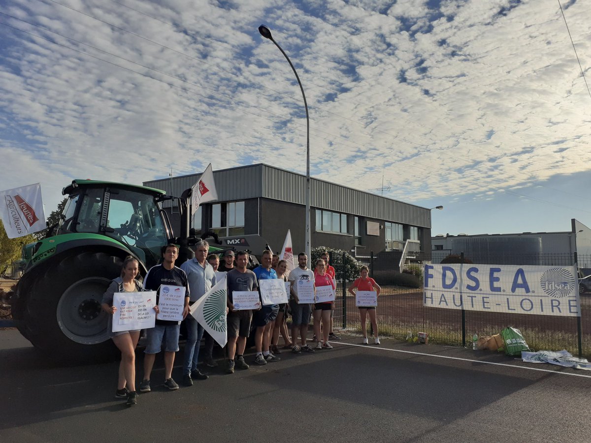 Fdsea43's tweet photo. 📢📢A QUI PROFITE LA CRISE ?? 
Pour une juste rémunération du lait 
FDSEA  et JA sont devant l'usine de Compagnie des fromages &amp; Richesmonts à Brioude
On compte sur votre mobilisation 

#fdsea43 #JA43 ##prixdulait https://t.co/KIr1Tlxd5O
