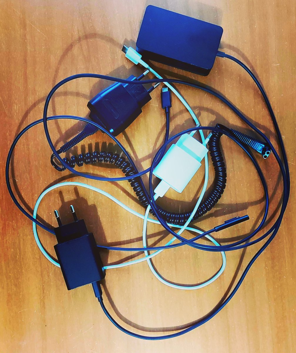 dCarloDeMarchi's tweet photo. I caricatori necessari per la vita quotidiana sono diventati troppi e troppo ingarbugliati!
E allora per un po' ricarico le batterie con carta e persone e parole e gelati e preghiera dal vivo
#sempredicorsa
#riposo #preghiera #garbugli
#famminnamoraredellamiavita https://t.co/YFDDxLo1hS