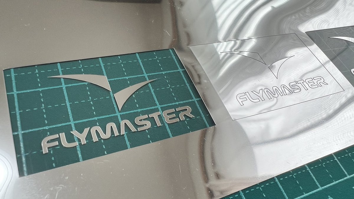 twittikun's tweet image. FLYMASTER バリオのロゴエンブレムは剥がれちゃうんですよねぇ。

調べてもエンブレムだけは無さそうなので

業務用カッティングマシーンを活かしてリペア。全然問題ない。こりゃいいぞ！

何でも出来ちゃうなオレ（笑）

#FLYMASTER
#VARIO
#flymastergpssd
#GPS
#SD
#バリオ
#ロゴリペア