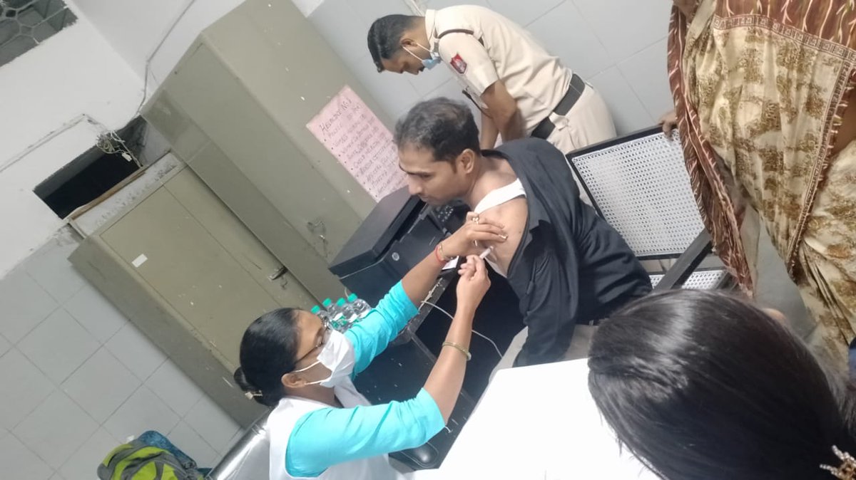 MoHFW_INDIA's tweet photo. दिल्ली के लोगों 'कोविड वैक्सीनेशन अमृत महोत्सव' का लाभ उठाते हुए #COVID की प्रीकॉशन डोज़ लगवा रहें हैं।

आप भी पीछे ना रहें , अपनी #PrecautionDose ज़रूर लगवाएं। 

#AmritMahotsav
#LargestVaccineDrive https://t.co/bal5S7idhP