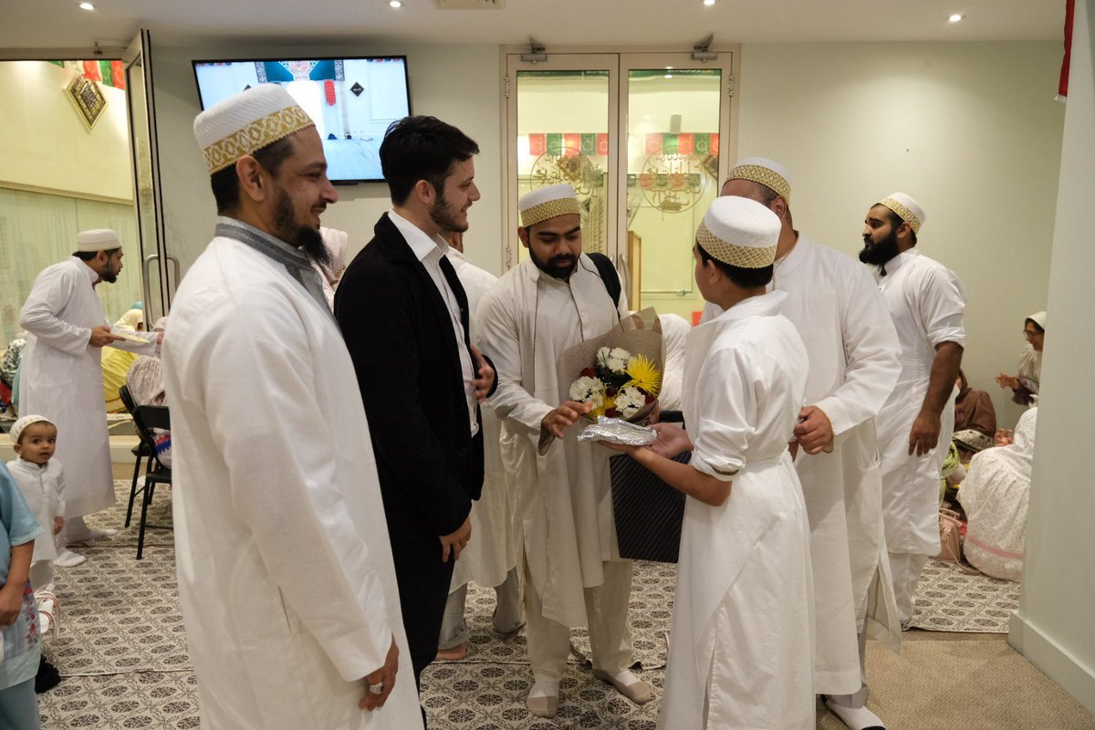 Bohras_AUSNZ's tweet photo. Ben Robertson, Consul -Economic &amp; Investment visited the @Dawoodi_Bohras masjid in Auburn NSW during #AsharaMubaraka event
Post the sermon our members shared a traditional meal with him &amp; highlighted myriad social welfare programs undertaken by the community under @ProjectRiseDB https://t.co/NSoyXYVtvn