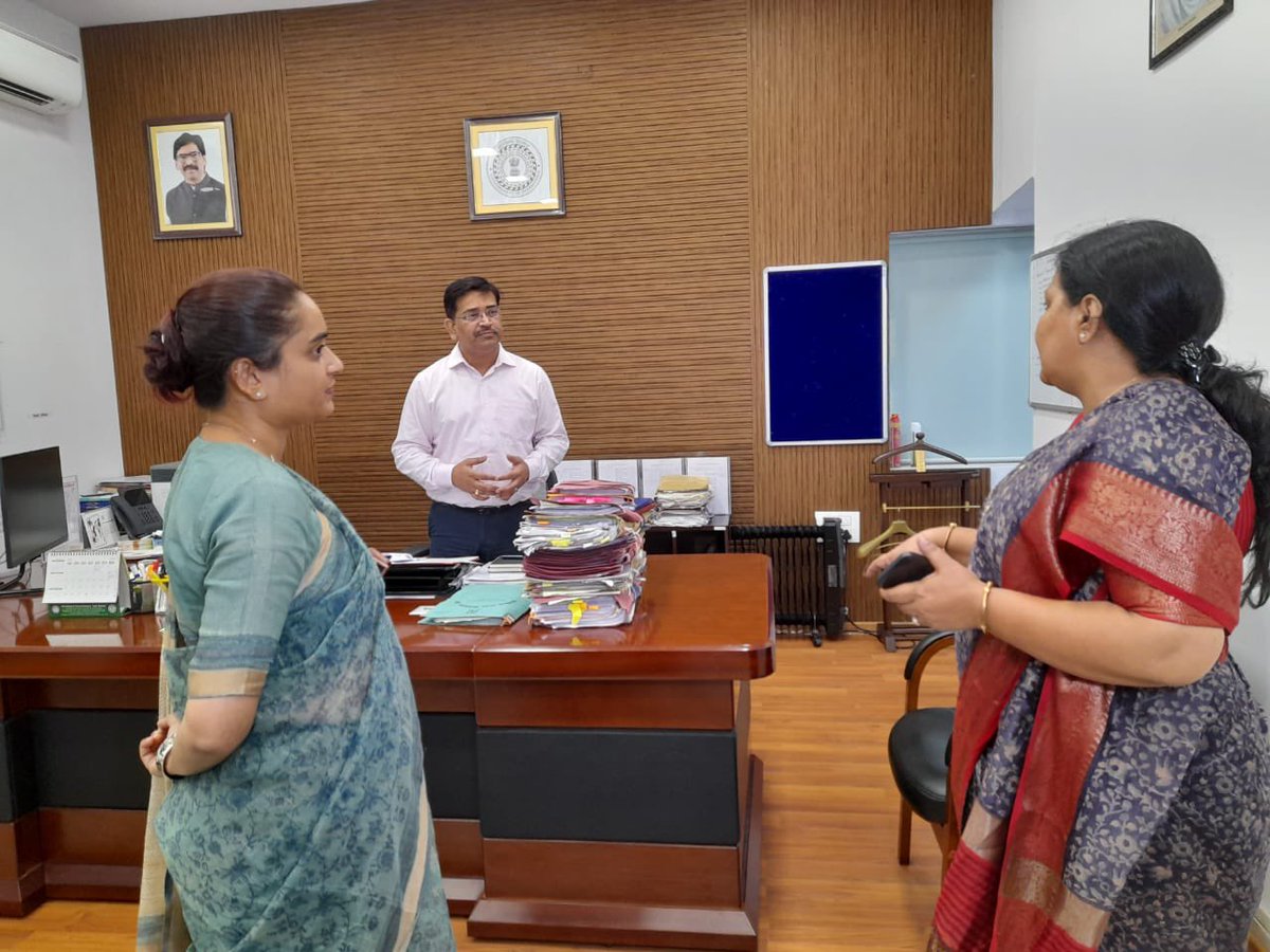 स्कूली शिक्षा एवं साक्षरता विभाग के सचिव श्री राजेश शर्मा से माननीय विधायक श्रीमती <a href="/DipikaPS/">Dipika Pandey Singh</a> जी के साथ भेंट कर RTE के तहत संचालित निजी व कस्तूरबा विद्यालयों में अध्ययनरत आर्थिक रूप से कमजोर परिवार के विद्यार्थियों की कक्षा IX से XII की शिक्षा निशुल्क कराने का सुझाव दिया। १/२