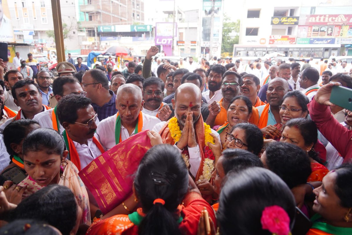 XpressHyderabad's tweet photo. #BJP #Telangana chief @bandisanjay_bjp claims #Congress MP Komati Reddy Venkat Reddy is in touch with them; Reddy denies vehemently
#OperationAakarsh 
@NewIndianXpress https://t.co/KFQ9tkUZ6b