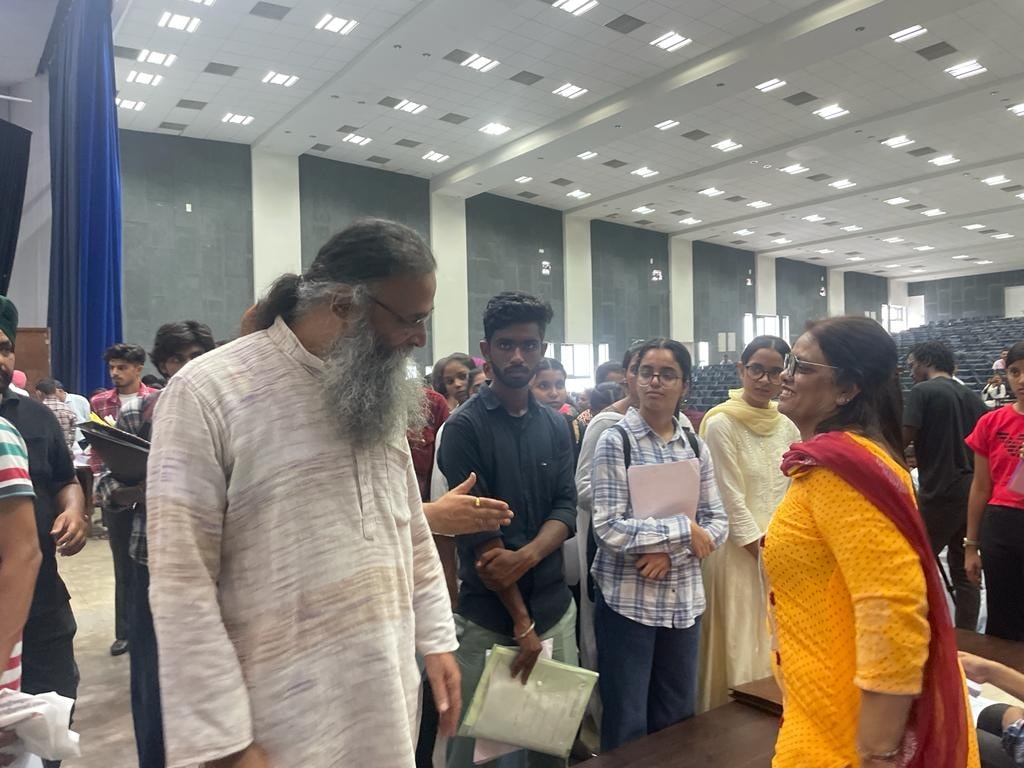 PbiUniPatiala's tweet photo. ਪੰਜ ਸਾਲਾ ਇੰਟਿਗਰੇਟਿਡ ਕੋਰਸਾਂ ਦੀ ਚੱਲ ਰਹੀ ਕਾਊਂਸਲਿੰਗ ਦੌਰਾਨ ਵਾਈਸ ਚਾਂਸਲਰ ਪ੍ਰੋ. ਅਰਵਿੰਦ ਵੱਲੋਂ ਵੱਖ-ਵੱਖ ਥਾਵਾਂ ਦਾ ਦੌਰਾ ਕਰ ਕੇ ਵਿਦਿਆਰਥੀਆਂ ਨਾਲ਼ ਸੰਵਾਦ ਰਚਾਇਆ ਗਿਆ। #punjabiuniversity #admissionsopen2022_23 #AdmissionsOpen #admission2022 #FYIC @arvind_iiserm @daljitami https://t.co/mWmoGfwCka