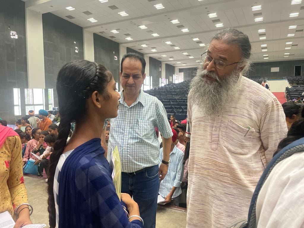 PbiUniPatiala's tweet photo. ਪੰਜ ਸਾਲਾ ਇੰਟਿਗਰੇਟਿਡ ਕੋਰਸਾਂ ਦੀ ਚੱਲ ਰਹੀ ਕਾਊਂਸਲਿੰਗ ਦੌਰਾਨ ਵਾਈਸ ਚਾਂਸਲਰ ਪ੍ਰੋ. ਅਰਵਿੰਦ ਵੱਲੋਂ ਵੱਖ-ਵੱਖ ਥਾਵਾਂ ਦਾ ਦੌਰਾ ਕਰ ਕੇ ਵਿਦਿਆਰਥੀਆਂ ਨਾਲ਼ ਸੰਵਾਦ ਰਚਾਇਆ ਗਿਆ। #punjabiuniversity #admissionsopen2022_23 #AdmissionsOpen #admission2022 #FYIC @arvind_iiserm @daljitami https://t.co/mWmoGfwCka