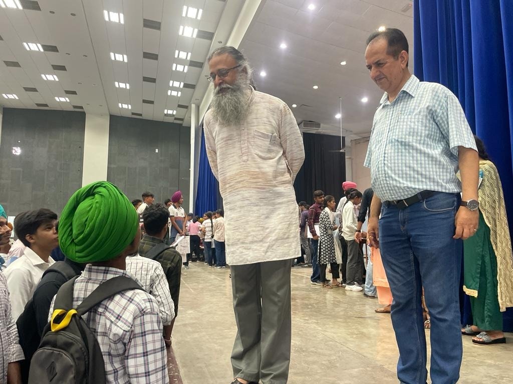 PbiUniPatiala's tweet photo. ਪੰਜ ਸਾਲਾ ਇੰਟਿਗਰੇਟਿਡ ਕੋਰਸਾਂ ਦੀ ਚੱਲ ਰਹੀ ਕਾਊਂਸਲਿੰਗ ਦੌਰਾਨ ਵਾਈਸ ਚਾਂਸਲਰ ਪ੍ਰੋ. ਅਰਵਿੰਦ ਵੱਲੋਂ ਵੱਖ-ਵੱਖ ਥਾਵਾਂ ਦਾ ਦੌਰਾ ਕਰ ਕੇ ਵਿਦਿਆਰਥੀਆਂ ਨਾਲ਼ ਸੰਵਾਦ ਰਚਾਇਆ ਗਿਆ। #punjabiuniversity #admissionsopen2022_23 #AdmissionsOpen #admission2022 #FYIC @arvind_iiserm @daljitami https://t.co/mWmoGfwCka