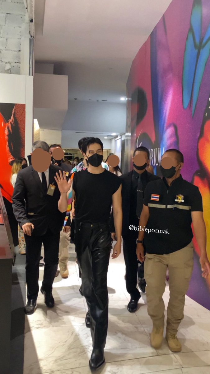 biblepormak's tweet photo. ขาพี่ไบเบิ้ลยาวมากคือก้าวเดียวก็เข้ามาในใจหนูได้เลยอะ
 #MileBiblexEmilioPucci #BibleSumett https://t.co/rGy4zElJGt