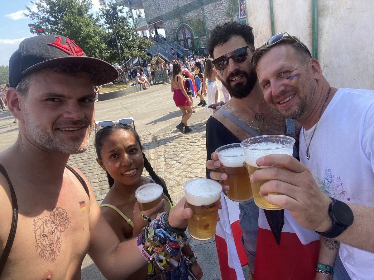 BadToxic's tweet photo. Finally #entering #Tomorrowland.
#Eingang #entrance #waitingLine #cashless #topUp #drinks #Getränke #firstBeer #beer #Bier #interestingPeople #groupPhoto #festival #musicFestival #Musikfestival #TRL #Tomorrowland2022 #Belgium #Belgien https://t.co/c3mXlcoPC6