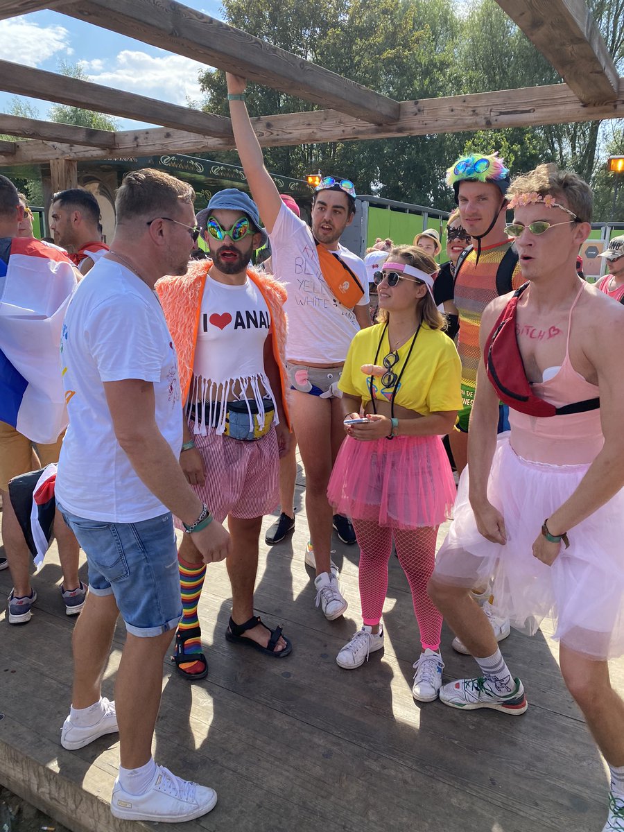 BadToxic's tweet photo. Finally #entering #Tomorrowland.
#Eingang #entrance #waitingLine #cashless #topUp #drinks #Getränke #firstBeer #beer #Bier #interestingPeople #groupPhoto #festival #musicFestival #Musikfestival #TRL #Tomorrowland2022 #Belgium #Belgien https://t.co/c3mXlcoPC6