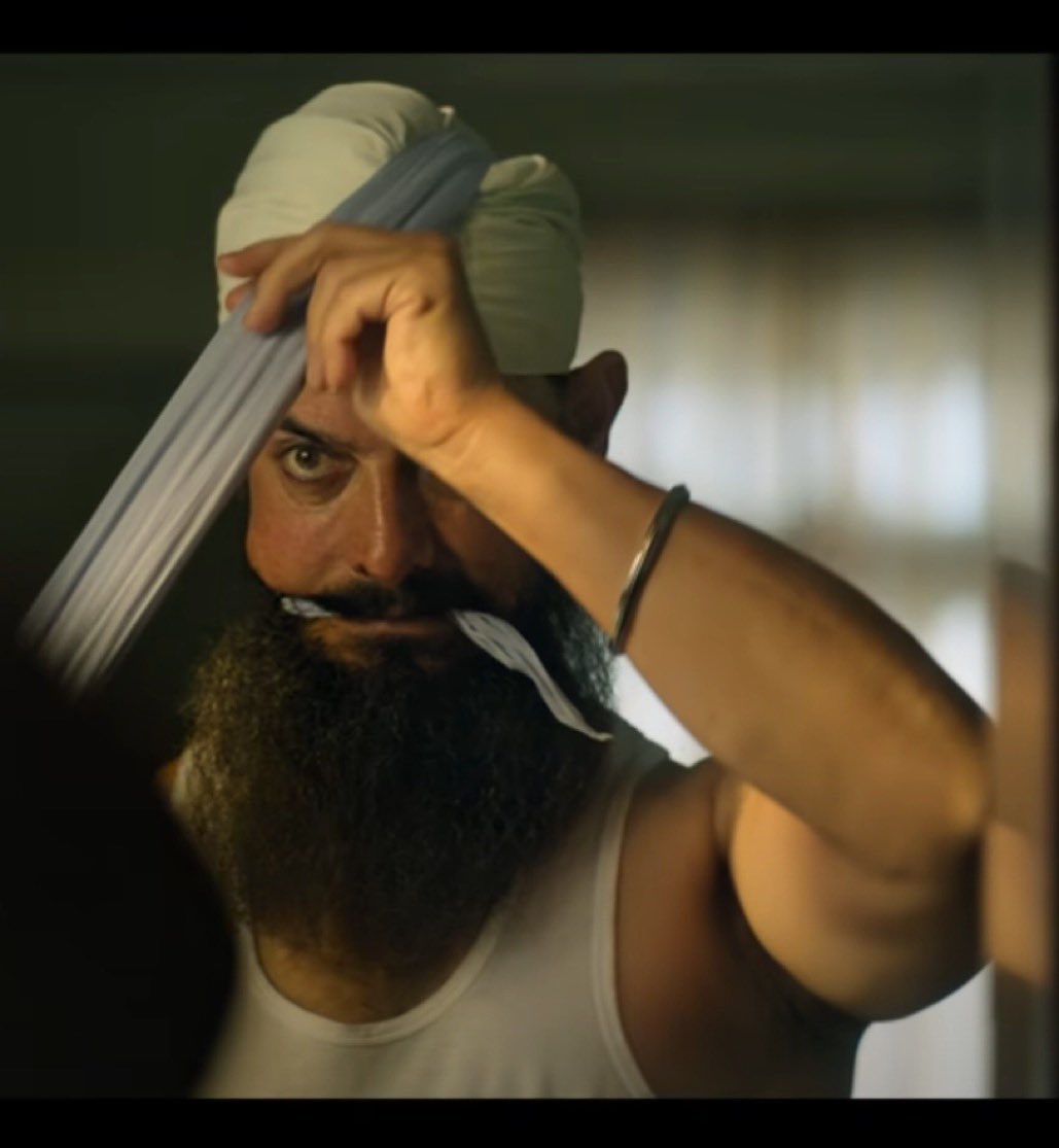 Gagande97528871's tweet photo. This is the first time I've seen any Bollywood actor tying a turban.

#LaalSinghChaddha #AmirKhan #supportLalSinghChaddha https://t.co/395MVNuKbA
