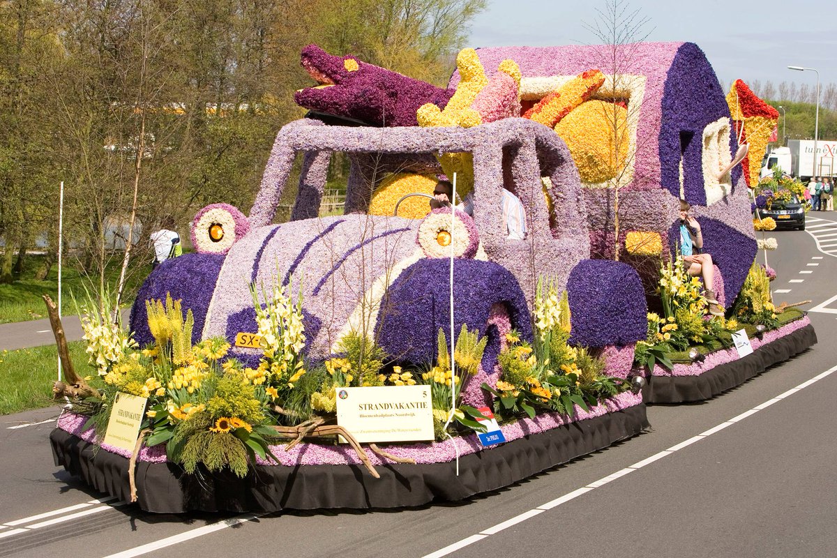 Zomervakantie

De periode waarin we erop uittrekken en op vakantie kunnen gaan. Dat is de zomervakantie. 

Hoe ga jij op vakantie? Met het vliegtuig ✈️, de trein 🚆 of.... Of ga je met de auto 🚗 en neem je de caravan mee?