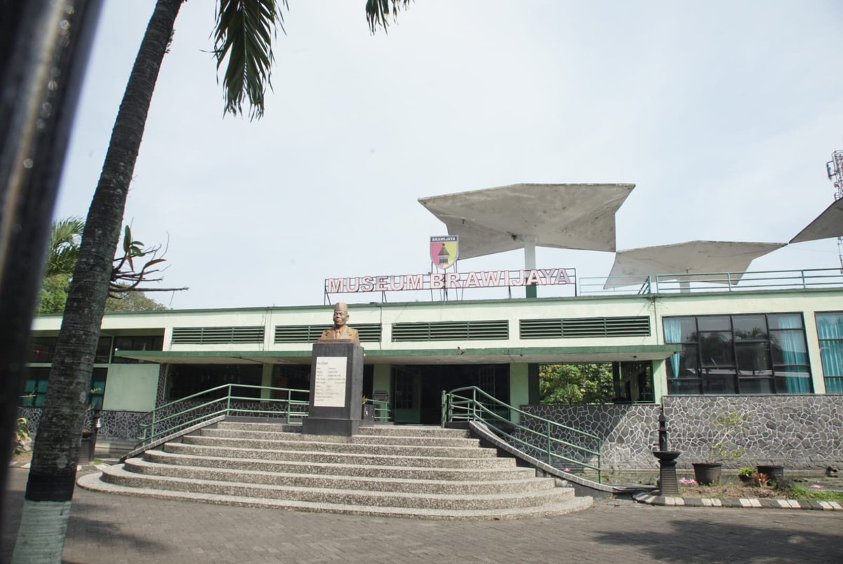 RinoLande23's tweet photo. Museum Brawijaya Malang adalah salah satu sarana edukasi kebangsaan yang ada di Malang Raya. Melalui museum ini, generasi muda Indonesia bisa melihat benda peninggalan dalam perjuangan bangsa Indonesia melawan penjajahan.

#rinolande #malang #malangraya #csr #socialresponsibility https://t.co/CwlBRWRiKn