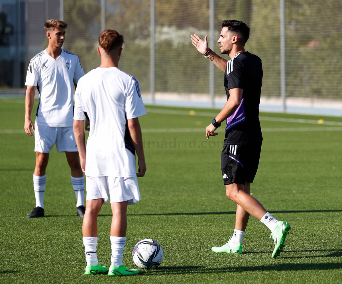 Que nadie dude que este entrenador <a href="/alvarog_rey/">Álvaro Gómez-Rey</a> convertirá a su nuevo equipo en el que mejor fútbol despliegue de la categoría.
Estás ahí por tus méritos,ahora disfruta y demuestra lo que vales!!