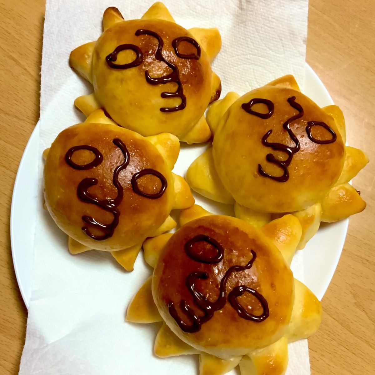 らっしゃいらっしゃい！うまさ爆発タローマンパンだよ〜本物はうちだけ