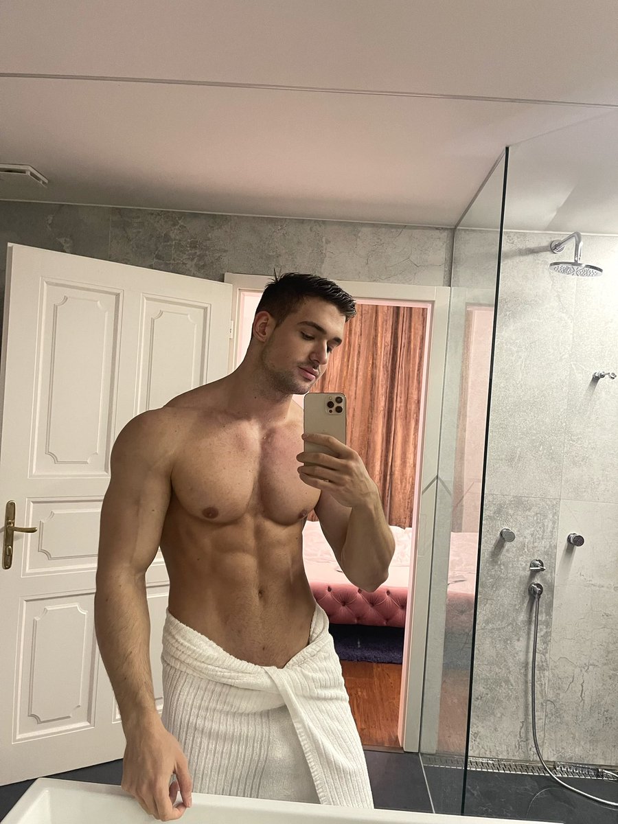 niccolo_neri_'s tweet photo. bathroom selfie
https://t.co/Hs6FYQEYBL https://t.co/oBTbjZ9npX