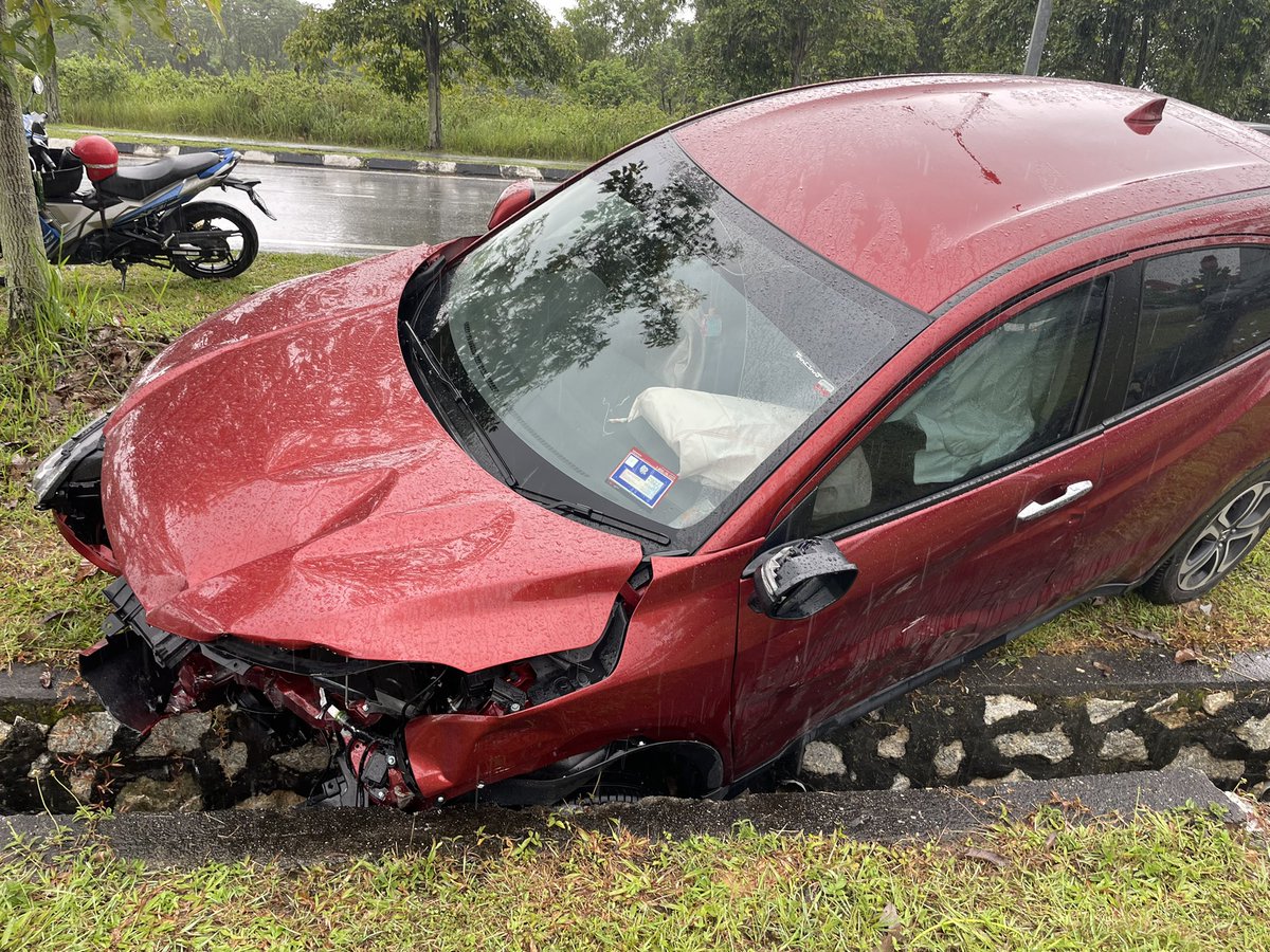 Kami baru accident teruk. Kereta total loss! Jangan buat kesilapan yang kami buat ni Ingat sampai bebila 🧵🧵🧵