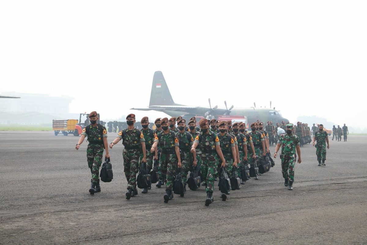 Puspen_TNI's tweet photo. Sejumlah 141 Taruna TK. II AAU berangkat ke Lanud Sulaiman, Bandung untuk melaksanakan Latihan Para Dasar selama satu bulan.

#TNI #TNIAU #AAU #ParaDasar #LanudSulaiman #PuspenTNI https://t.co/96GDGpDbPY