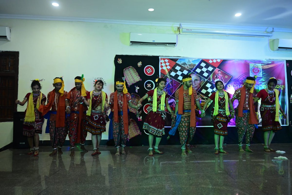 _TheRedEmpire_'s tweet photo. Here's The Red Empire blessing your feed with some glimpses from the glorious 'Sambalpuri Din' celebrated in the Ravenshaw University
Stay tuned for we are coming up with even exciting updates real soon!

Pc @dipesh_behera20
#theredempire #ravenshawuniversity
#culturalheritage https://t.co/EyIGPyT7xV