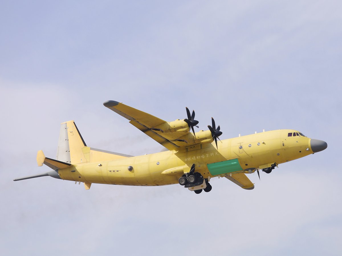 RupprechtDeino's tweet image. Finally the first two clear images of the improved KQ-200A (aka Y-9Q or GX-14) showing the larger redesigned nose and the shorter MAD sting.  

(Images via @燃烧的哈尔科夫
 from Weibo)