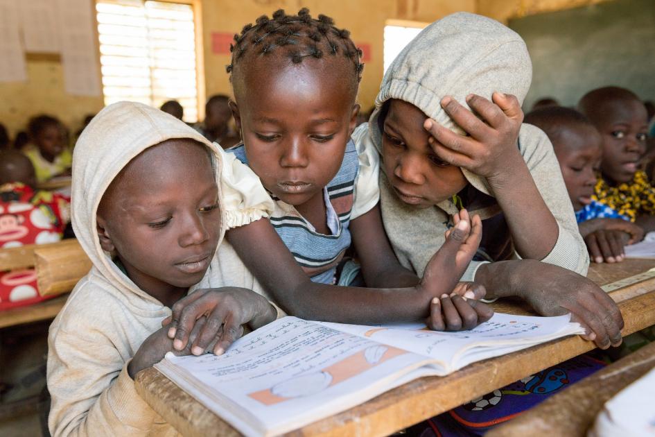 DominoCharity's tweet photo. L'รฉducation ๐๐โ๏ธ est le cadeau le plus prรฉcieux que nous puissions offrir aux enfants๐จ ๐จ .
#OneFamily
#onelove
#onehandforall
#Cameroon https://t.co/xGySON5qr4