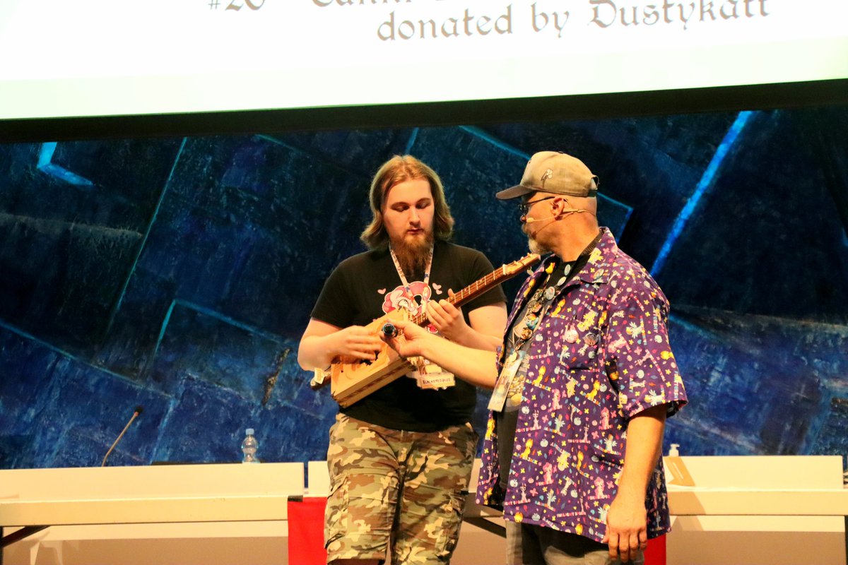 xeto_de's tweet photo. Yep, @bbluemetal can even play on the amazing guitar which was made by @Dusty_Kat. π±β¨
#XTGC22 https://t.co/Mk0gznFcTp