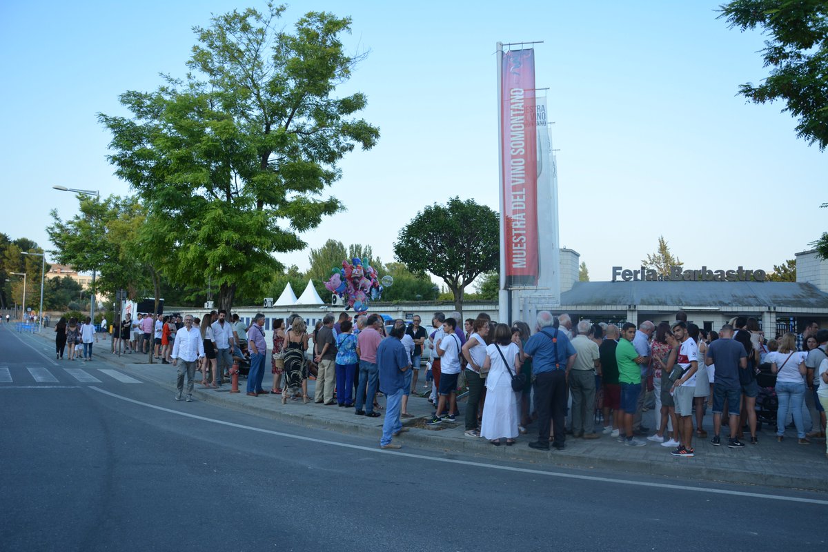 CruzadoAragones's tweet photo. Cuenta atrás para comenzar el Festival del Vino Somontano 2022. A las 20 h. el Mago Yunke en el Centro de Congresos.
Y a las 21 horas, apertura de la Muestra Gastronómica en el recinto ferial.
¡Qué ganas de ver la entrada como en 2019!!
#FestivalVinoSomontano
#dopsomontano https://t.co/bhiNt32zJe