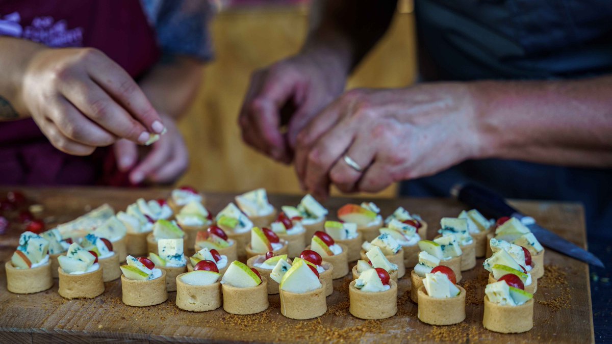 QuiPlusEst's tweet photo. Ce week-end, les Fourmofolies font leur retour à @VilleAmbert 🥳
Dégustations, ateliers culinaires, concerts, spectacles, marché de terroir, animations... l'#AOP #FourmeAmbert réserve deux jours festifs et gourmands !
+ d'infos dans le CP 👉 https://t.co/emQE6aY1E5
#Auvergne https://t.co/jPfnz1vqaw
