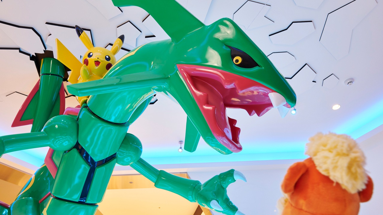 ポケモンセンター公式ツイッター ぬいぐるみのガーディと全国のポケモンセンターを訪問中 ひび割れた天井から ガーディを見下ろしているのは 伝説ポケモンのレックウザ 今日は ポケモンセンタースカイツリータウンにも遊びにきたよ ピカチュウは
