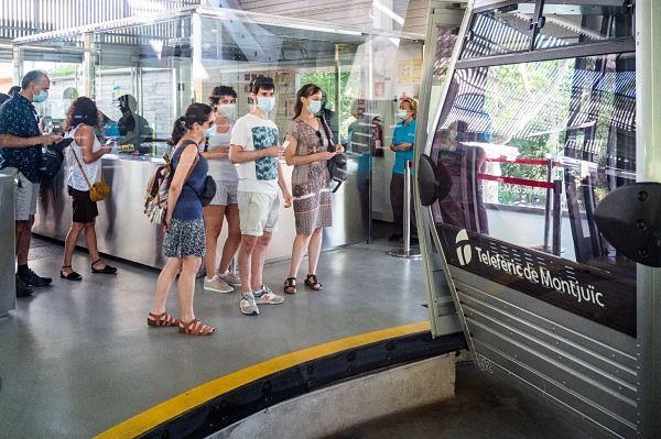 TMB_Barcelona's tweet photo. L’#accessibilitat a TMB també és present al #TelefèricMontjuïc 🚠: tota la instal·lació, incloses les 55 cabines, estan adaptades a l’accés de persones amb mobilitat reduïda ♿. Perquè tothom pugui gaudir de la panoràmica de Barcelona des del cel #TMBsostenible #TMBaccessible. https://t.co/fnqwW5DiWV