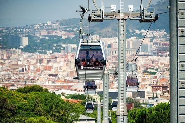 TMB_Barcelona's tweet photo. L’#accessibilitat a TMB també és present al #TelefèricMontjuïc 🚠: tota la instal·lació, incloses les 55 cabines, estan adaptades a l’accés de persones amb mobilitat reduïda ♿. Perquè tothom pugui gaudir de la panoràmica de Barcelona des del cel #TMBsostenible #TMBaccessible. https://t.co/fnqwW5DiWV