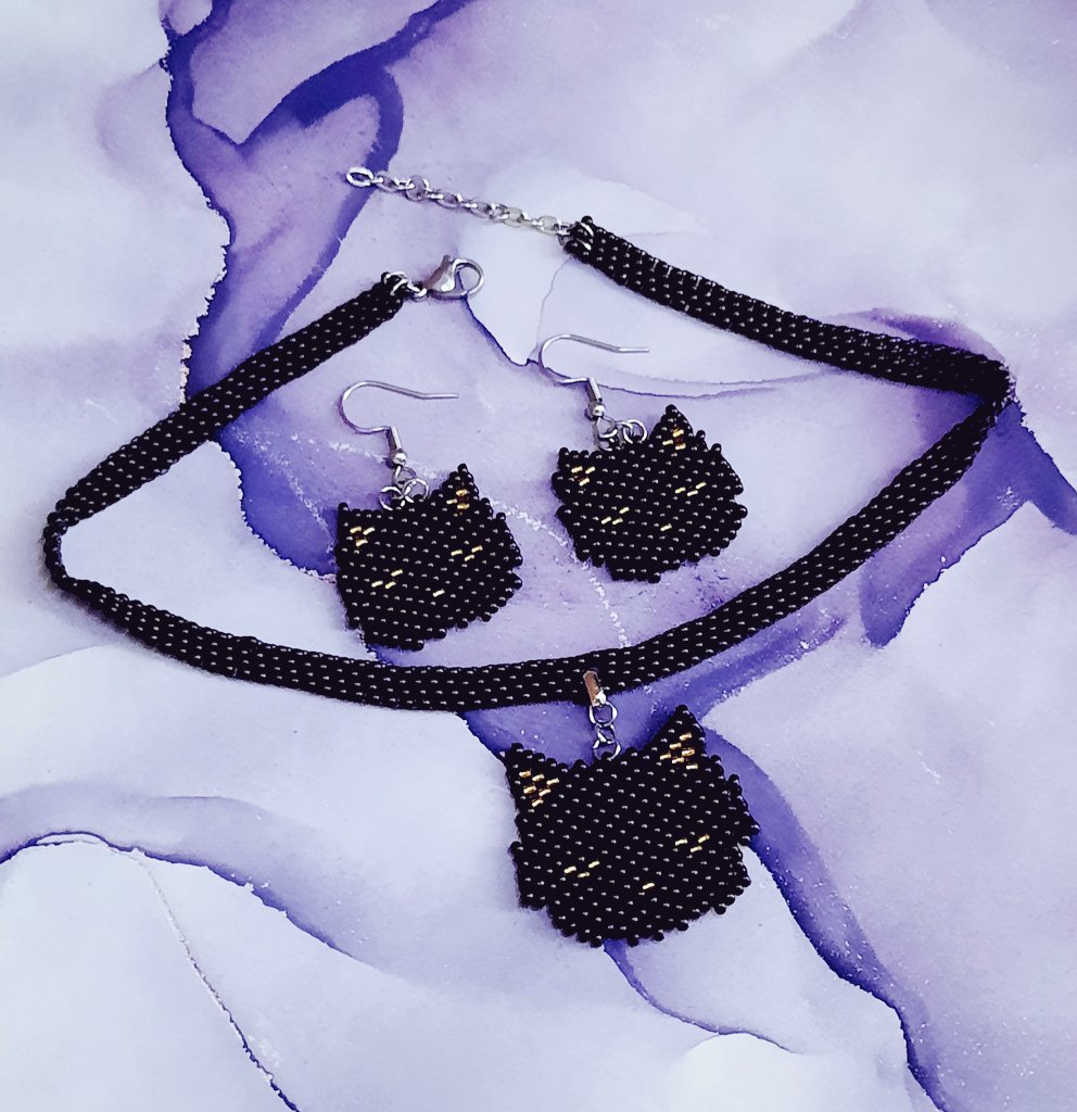 HandRobila's tweet photo. Wild cats🐈‍⬛ #handmade #knick-knackery #trappings #beads https://t.co/DIt2Kgslk2