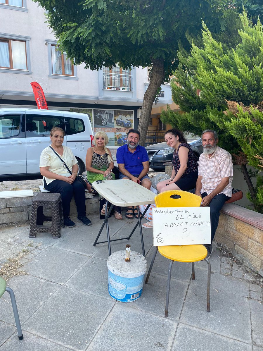 Nöbetimizi sürdürüyoruz, vazgeçmiyoruz. Süren davalarımıza rağmen parkımız tarumar edildi, gözaltına alındık. Mahkeme imar planlarını iptal ettiğinde verilen zararın telafisi güç olacak ve milyonlarca liralık kamu zararına neden olunmuş olacak. 

BU ADALETSİZLİĞE İTİRAZIMIZ VAR!