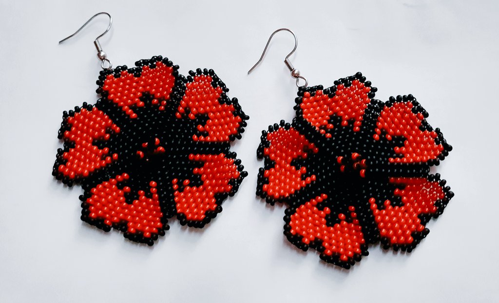 HandRobila's tweet photo. Red flowers Mak💮 #handmade #beads #knick-knackery #trappings https://t.co/1HRLgqFNPU