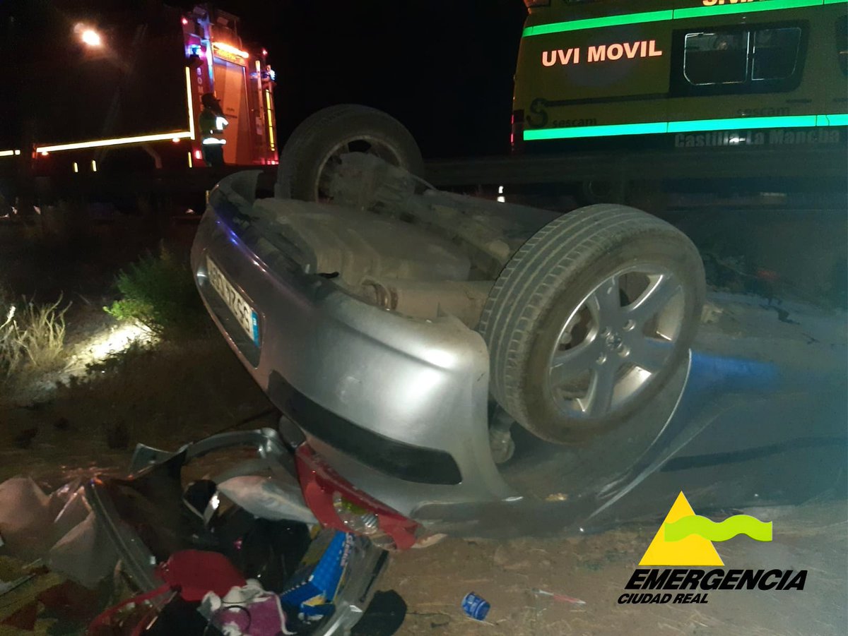 Emergencia1006's tweet photo. Bomberos de #AlcázardeSanJuan han intervenido esta noche en un accidente de tráfico en la ctra. de Quero para rescatar a una mujer, de unos 25 años, atrapada en su vehículo. El coche se salió de la vía y volcó. La conductora fue trasladada al hospital. ☎️1️⃣1️⃣2️⃣🆘

☎️1️⃣0️⃣0️⃣6️⃣🔥🚒 https://t.co/y19hj65G6o