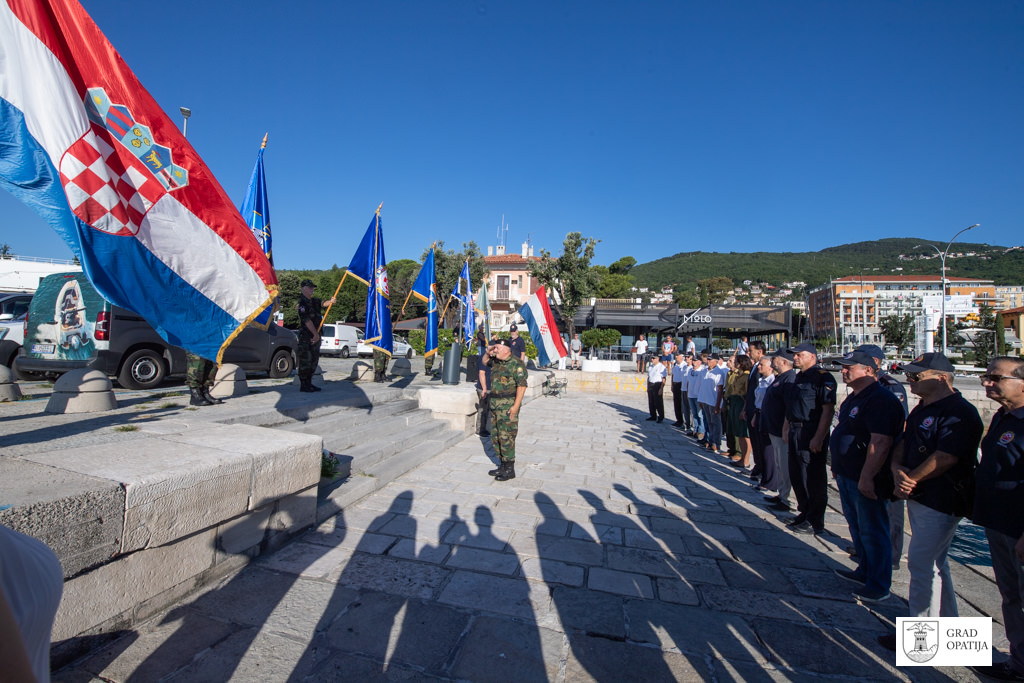 Uoči Dana pobjede i domovinske zahvalnosti i Dana hrvatskih branitelja te 27. obljetnice vojno-redarstvene operacije Oluja u Opatiji je ovaj važan datum svečano obilježen polaganjem vijenaca u more u luci te polaganjem vijenaca i paljenjem svijeća.
#danpobjede #oluja #opatija