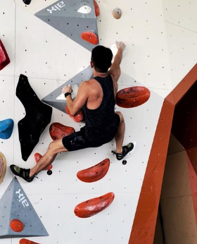 DavidJkkak's tweet photo. First time Rock climbing, “Sibeh Hao Lian “ jump to level 4. 😂😂😂 #haolian #1sttime #climbing #newbie #rockclimbing #sgguy #chef #sgchef #go #exercise #wannabe #😂 https://t.co/5d1yJ3DtI8