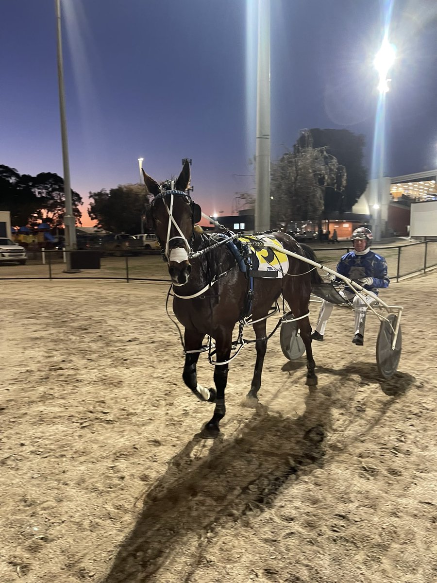 Captain Barnato scores his 2nd win tonight nicely in the hands of <a href="/DickieJoshua/">Joshua Dickie</a> 🥇🤩

Congratulations to connections!! 👏