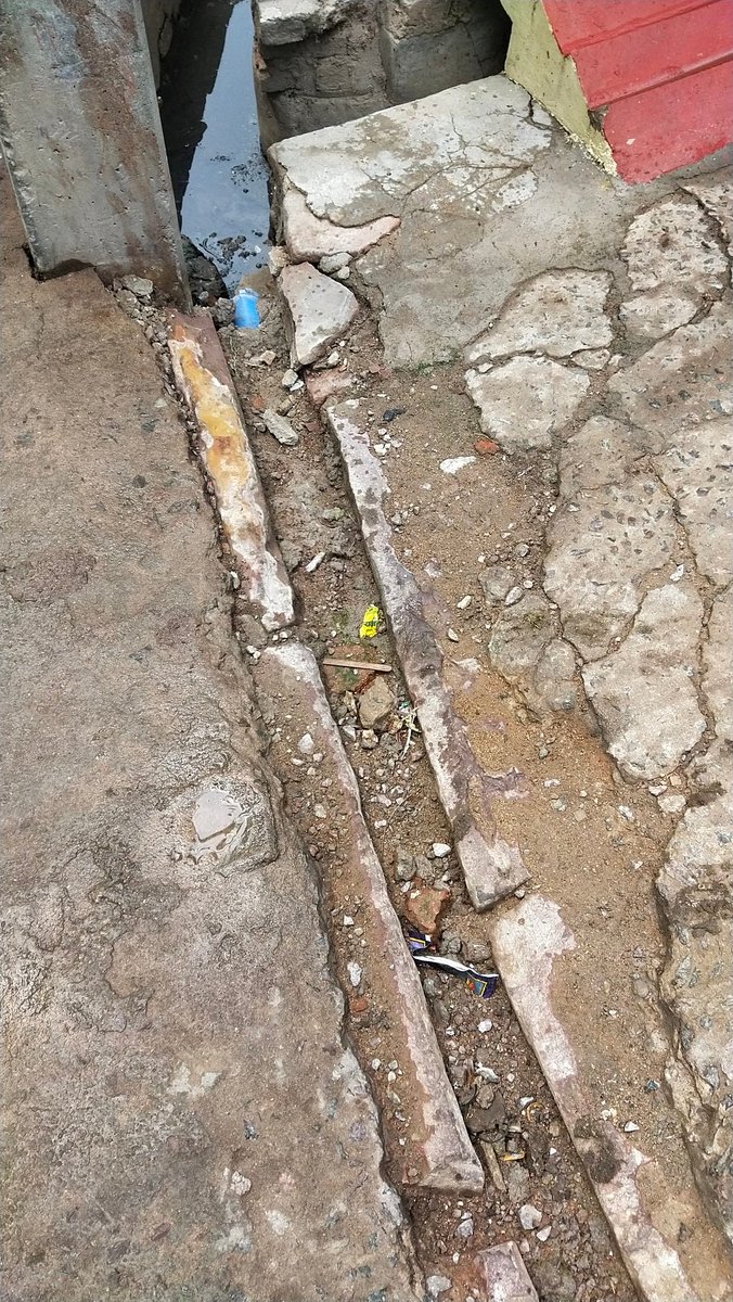 Aismajhs's tweet photo. @NagarNigamJHS WARD NO.28 HATA PYARE LAL ,सफाई कर्मचारी बंटी द्वारा नियमित सफाई नही की जा रही नगरनिगम द्वारा अतिक्रमण की गई नाली तोड़ने की कार्यवाही के बाद नाली के मुख निकास को नही खोल तोड़ा गया है जिससे पानी की निकासी नही हो रही है। https://t.co/jLqj04UE1p