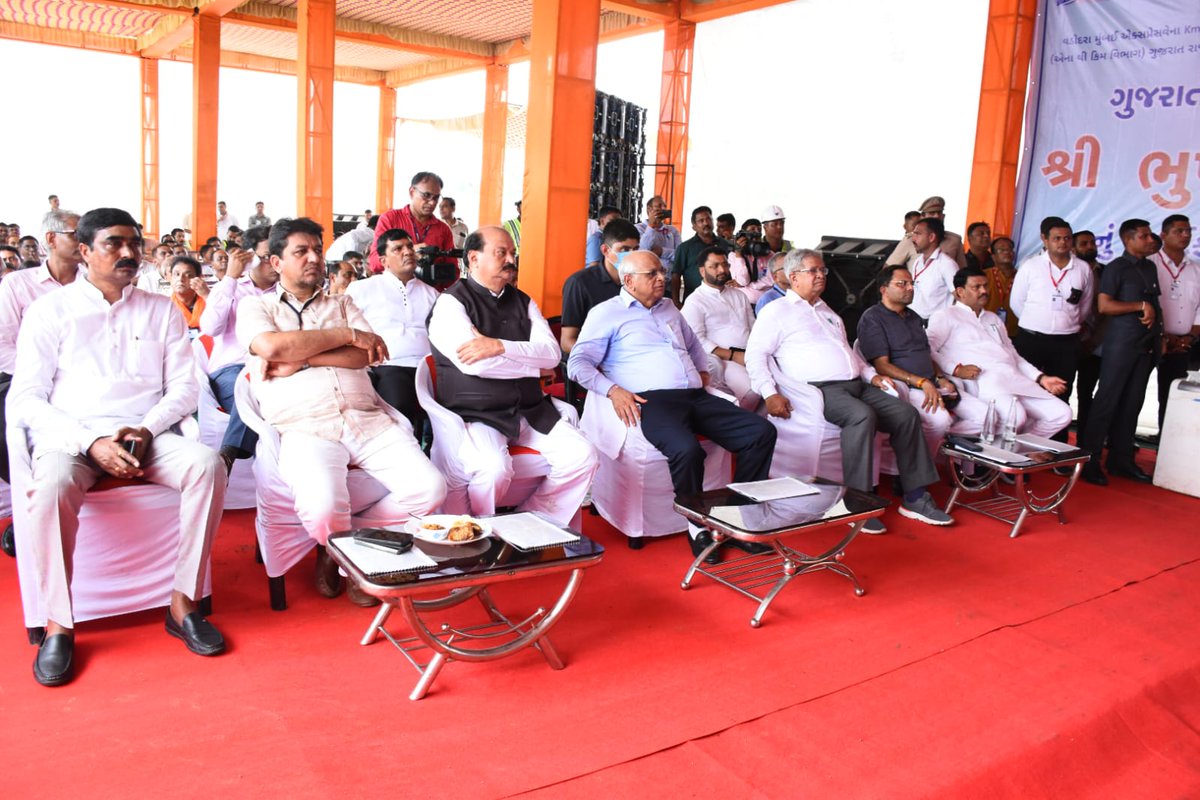 CMOGuj's tweet photo. મુખ્યમંત્રીશ્રી ભૂપેન્દ્ર પટેલે દિલ્હી-મુંબઈ એક્સપ્રેસ-વેના ભાગ રૂપે તૈયાર થઈ રહેલા વડોદરા-મુંબઈ એકસપ્રેસ-વેના નિર્માણકાર્યનું સુરત જિલ્લાના માંડવી તાલુકાના કરંજ ગામે સ્થળ મુલાકાત લઈને નિરીક્ષણ કર્યું હતું તથા આ એકસપ્રેસવે ગુજરાતના વિકાસને નવી ચેતના આપશે તેવો મત વ્યકત કર્યો હતો. https://t.co/SNo98ydLmT