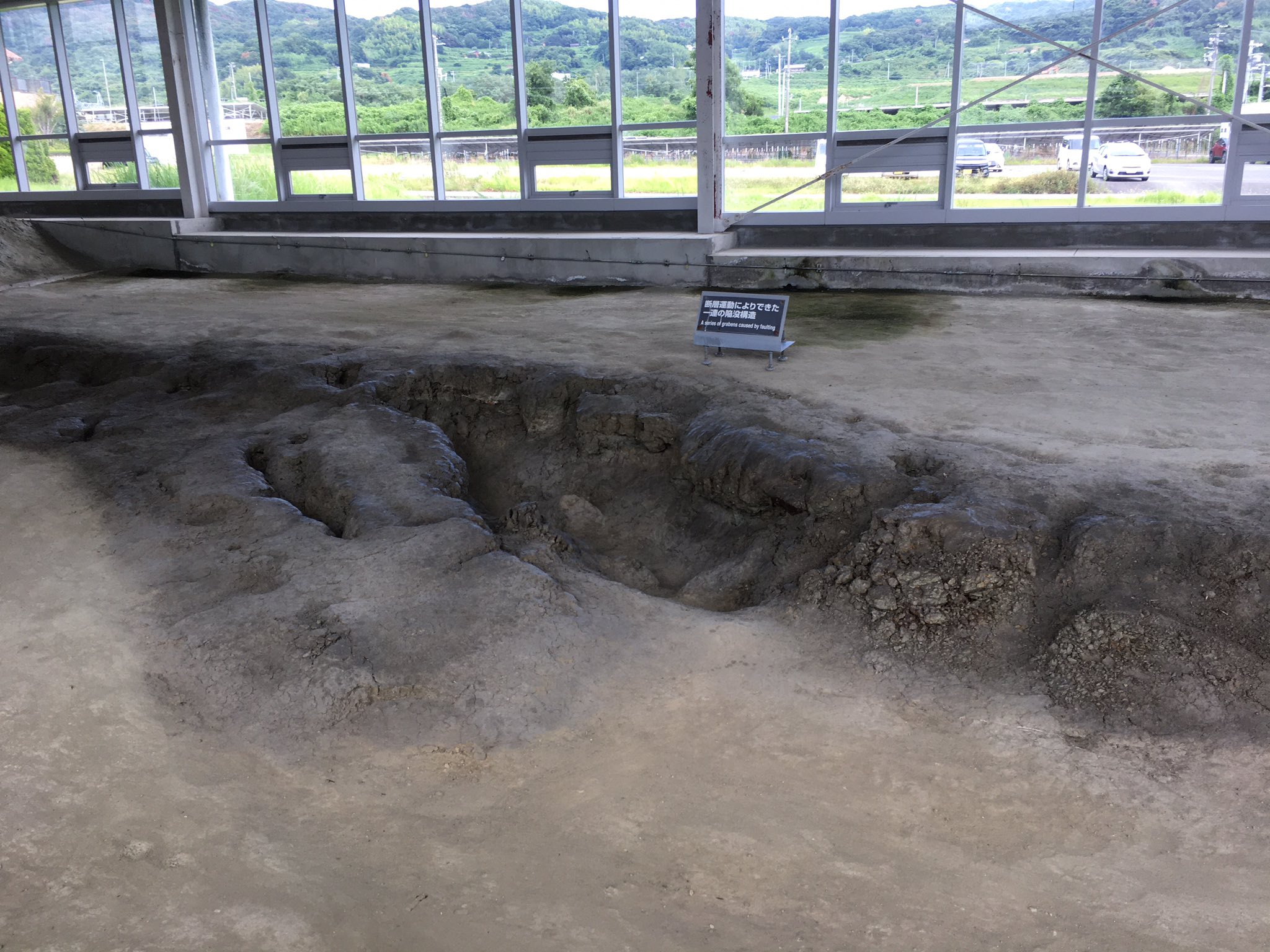 語りべ社長 神戸新聞社さんが9月1日の防災の日に向けて取材に来てくれました 今回はメモリアルハウスがメインかなぁ 今日の概要説明 洲本市立加茂小学校初任者研修 1名 米山 兵庫県立尼崎小田高等学校 13名 米山 淡路島 淡路西海岸 北淡震災記念公園