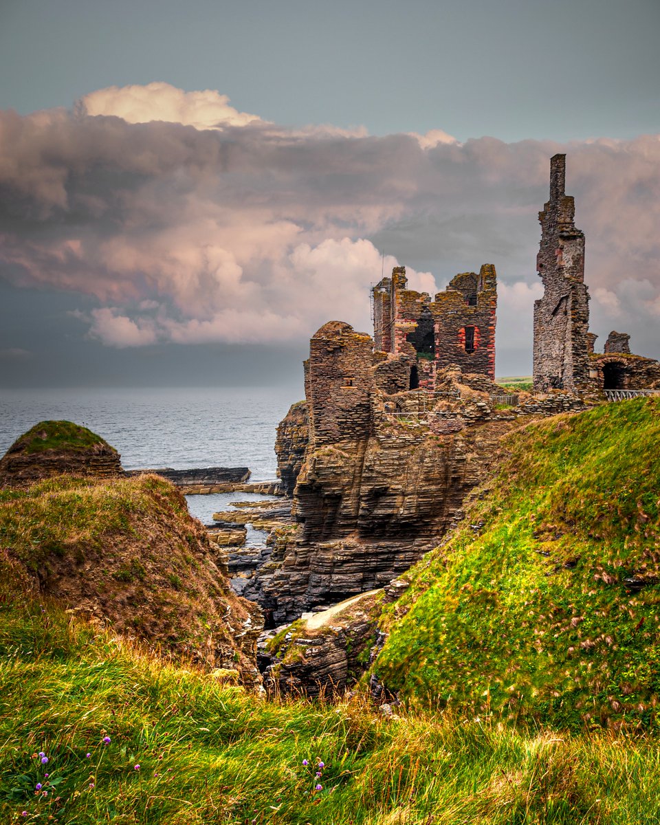 Castle Sinclair Girnigoe sits perched above dramatic cliffs and sea stacks on the NC500 es north of Wick. Its essentially 2 for the price of 1 consisting of Castle Girnigoe dating from the 15th century and Castle Sinclair from the 17th century #travelphotography #nc500 #castle