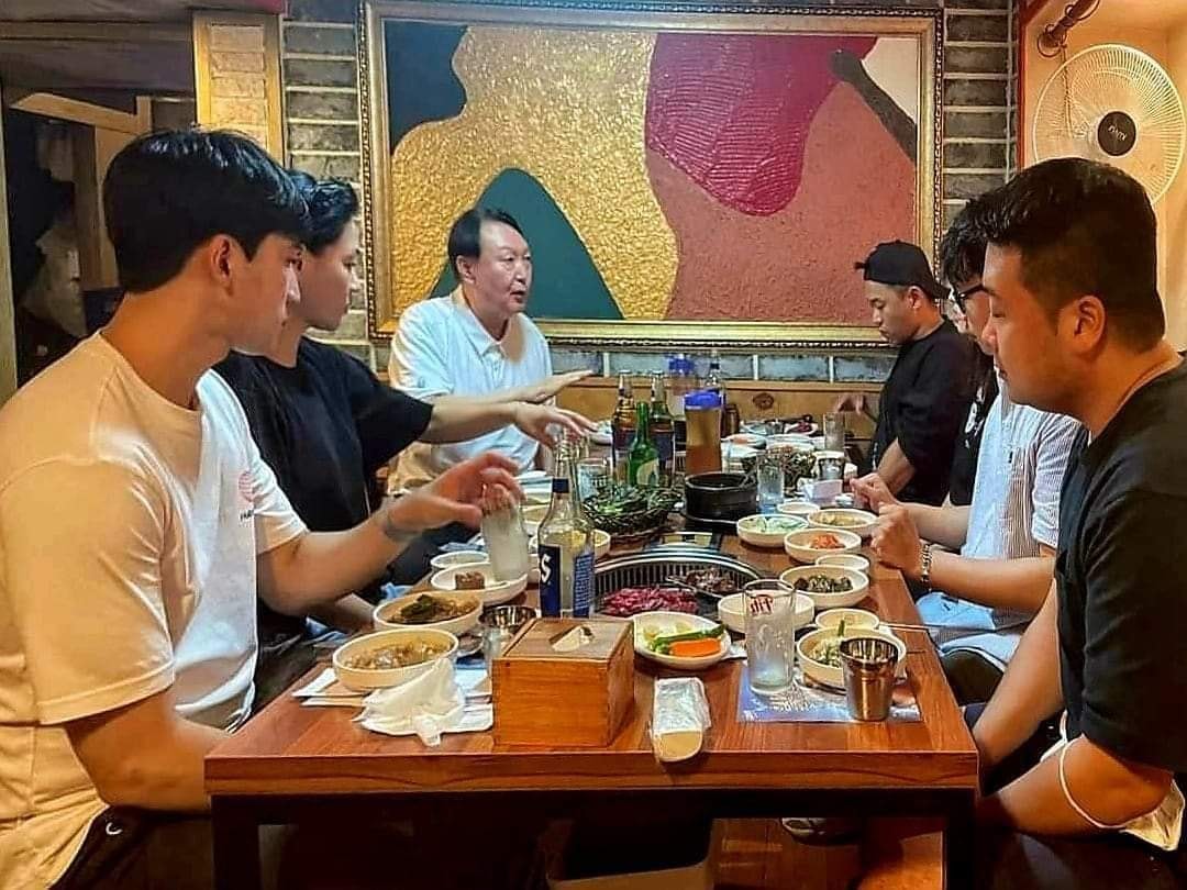 연극이 끝나고 난 뒤. ...
VIP와 뒷풀이까지 했는데
아무도 그 연극이 뭐였는지 묻지 않는다.
#망한건가?