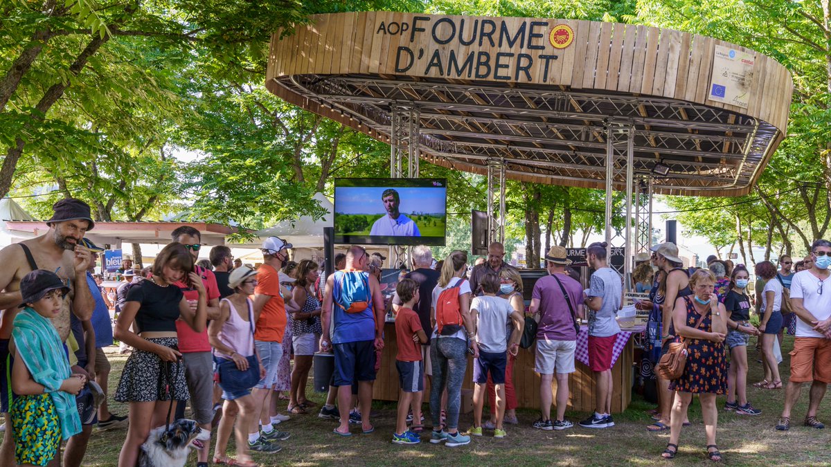 QuiPlusEst's tweet photo. Ce week-end, les Fourmofolies font leur retour à @VilleAmbert 🥳
Dégustations, ateliers culinaires, concerts, spectacles, marché de terroir, animations... l'#AOP #FourmeAmbert réserve deux jours festifs et gourmands !
+ d'infos dans le CP 👉 https://t.co/emQE6aY1E5
#Auvergne https://t.co/jPfnz1vqaw