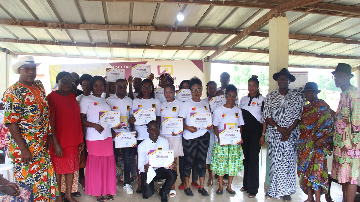pro_jeunes's tweet photo. As part of the PRO-Jeunes program implemented by @RESCUEorg #CôtedIvoire, 18 peri-urban #youth participants of the J’AIME project supported by @Agility received training certificates in Information &amp; Communication Technology and Digital Marketing in Attinguié, on August 3, 2022. https://t.co/m9K5vM2m96