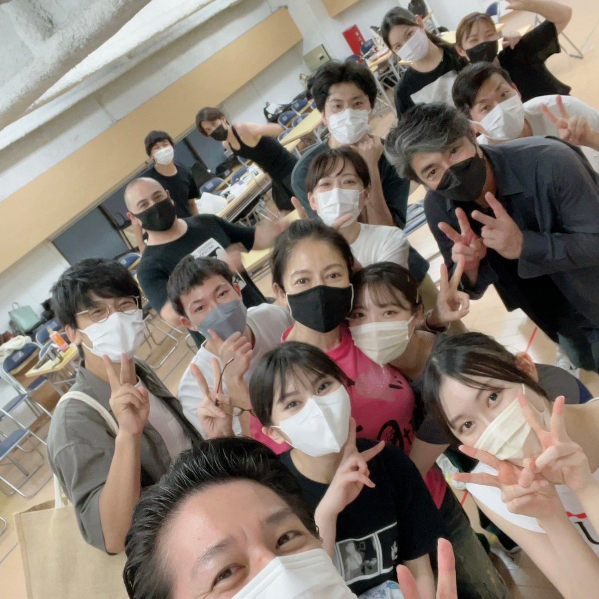 a53_dg's tweet photo. 稽古場のお写真を和泉さんに撮っていただきました🙌みんないる☺️☺️☺️
#G7 #舞台 https://t.co/ATGPxYDSGE