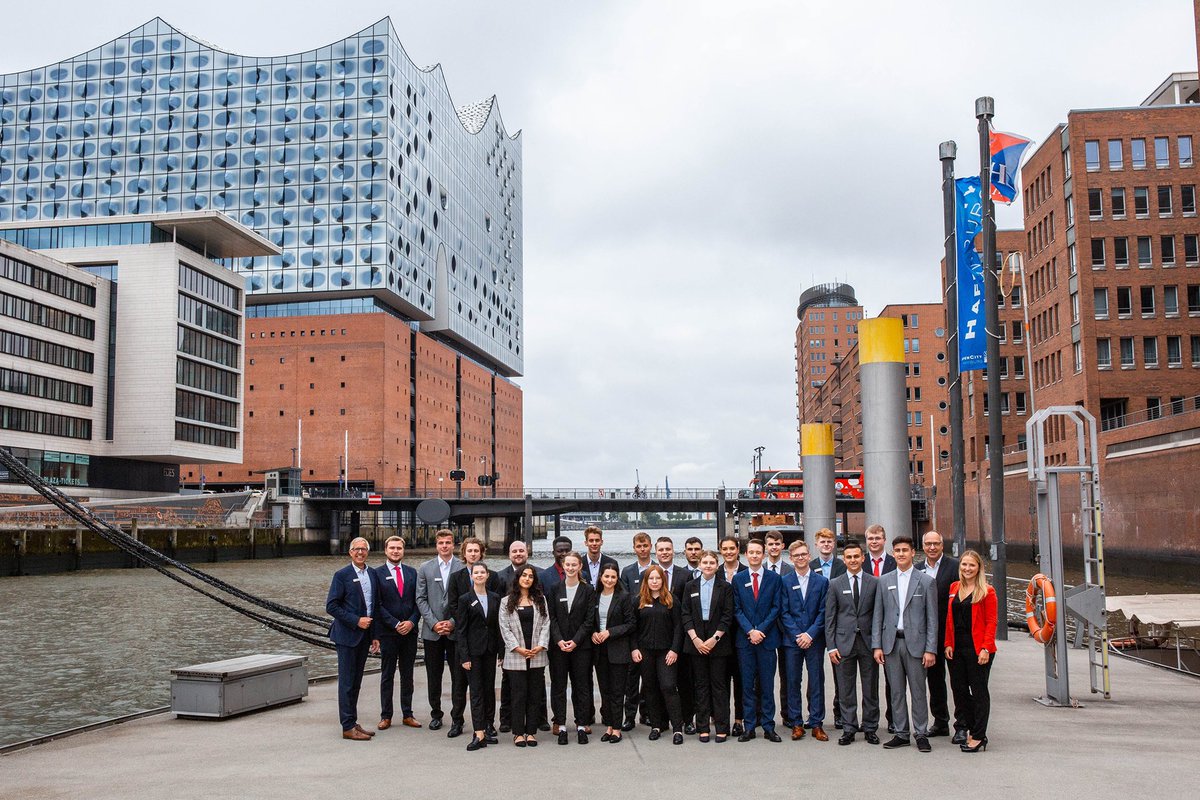 23 junge Nachwuchskräfte sind am Montag in ihre Ausbildung bei uns gestartet. Begrüßt wurden sie im The Westin durch unseren Vorstandsvorsitzenden Thomas Piehl, unseren Bereichsleiter Personal Stefan Bierschwall und unsere Ausbildungsleiterin Annika Maier und Sabrina Grunenberg.