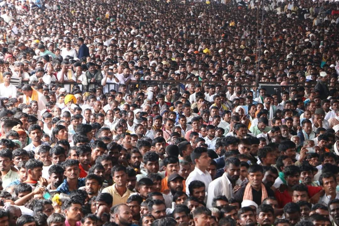 yoursurajnaik's tweet photo. Power of CONGRESS 💪💪

MASS LEADER Siddaramaiah💥
More than 1.3 Million fans have attended Former Karnataka CM #Siddaramaiah's Birthday Celebration Event in Davanagere. https://t.co/pFVEOZD55U