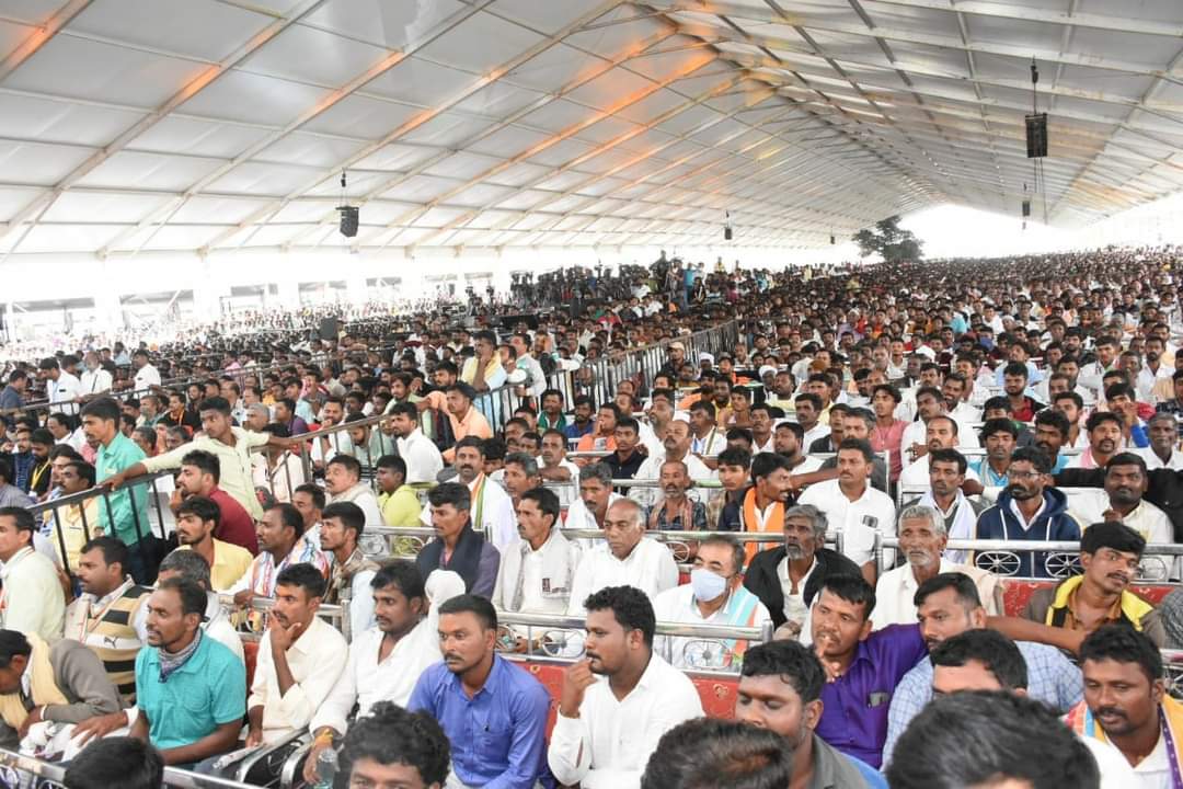 yoursurajnaik's tweet photo. Power of CONGRESS 💪💪

MASS LEADER Siddaramaiah💥
More than 1.3 Million fans have attended Former Karnataka CM #Siddaramaiah's Birthday Celebration Event in Davanagere. https://t.co/pFVEOZD55U