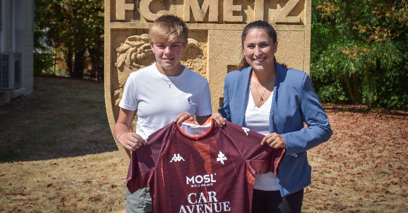 FCMetz's tweet photo. [ 𝔽𝕖́𝕞𝕚𝕟𝕚𝕟𝕖𝕤 ]

🤝 À 17 ans, Lucie #Calba franchit un cap dans sa jeune carrière ! 

✍️ Formée au #FCMetz, l'attaquante internationale U17 est officiellement promue dans les rangs de l'équipe première messine 👇